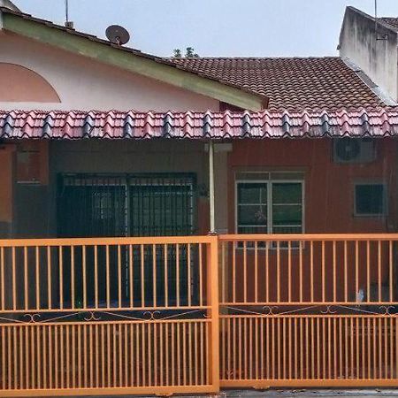 Homestay Ummi Razzin Kuala Kangsar Exterior foto