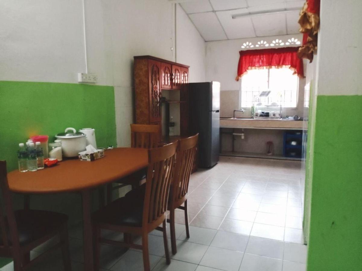 Homestay Ummi Razzin Kuala Kangsar Exterior foto